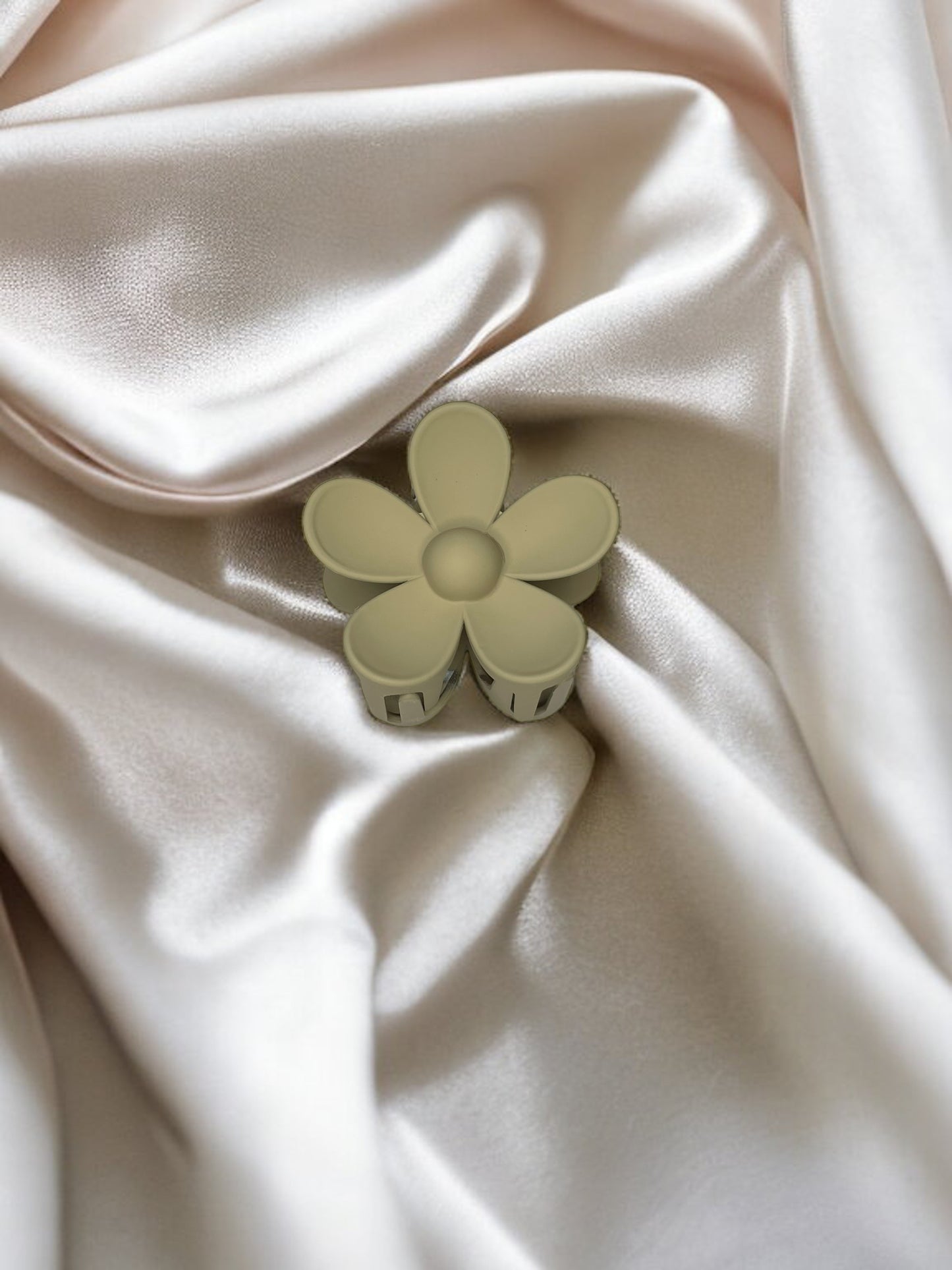 Khaki flower clip